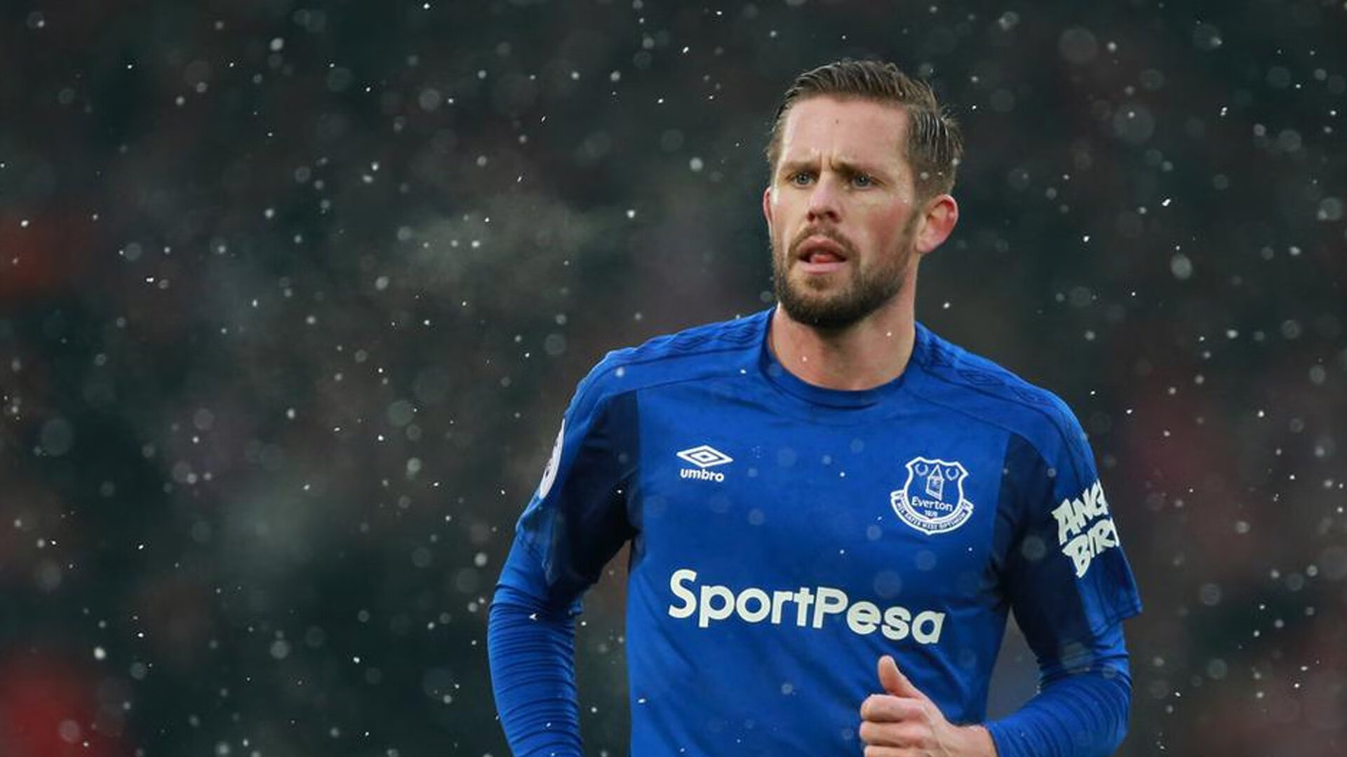 青少年足球比赛跨年举行，培养坚韧意志与团队合作精神，青少年的足球联赛